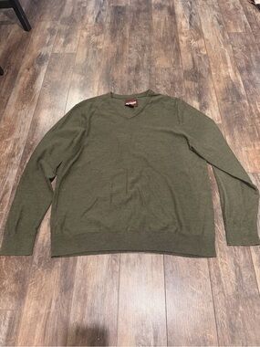 Alfani Men's Olive V-Neck Lightweight Sweater